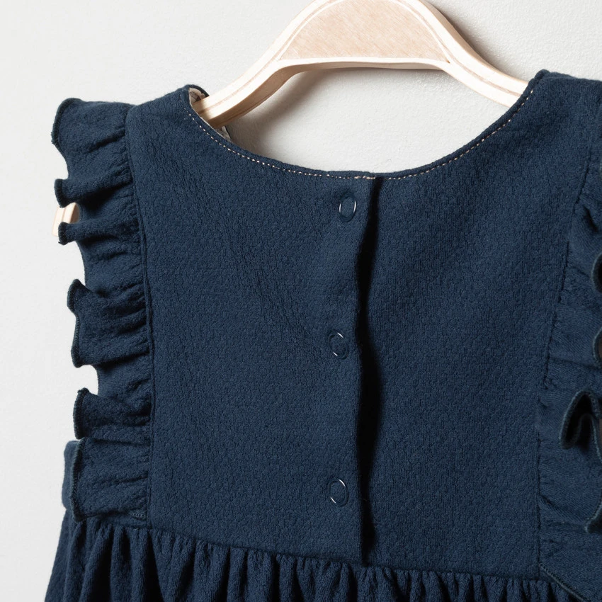 Robe En Maille Fantaisie à Volants Et Poches Pour Bébé Fille 4 Robe En Maille Fantaisie à Volants Et Poches Pour Bébé Fille – Image 4